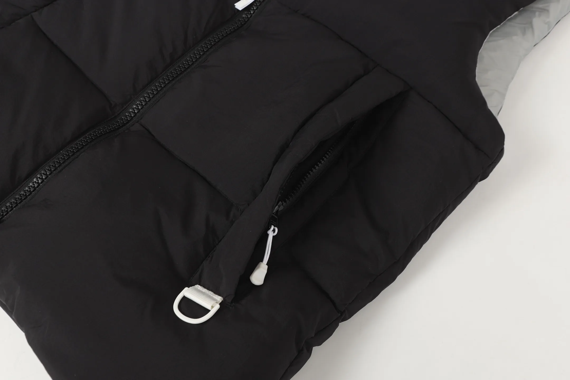 P480 CANADA GOOSE/PASTELS capsule white label series down vest The white label series is a capsule limited series and the most popular PASTELS series this year. The chest labels are all white badges with pure silicone texture. The pattern has a strong contrast between concave and convex. The topographic map of Canada on the badge is lifelike. The plastic material used for currency logos on the market is very hard to the touch! Our original independent order accessories are all custom-made original accessories. The imported YKK zipper has correct teeth and the zipper teeth are very thick. The zipper webbing logo is printed with three M fluorescent colors and the original custom-made washed logo. The placket webbing and wiring details are all restored. Color: Black Pure White Light Pink Khaki Moonlight Gray Size: XS S M L XL